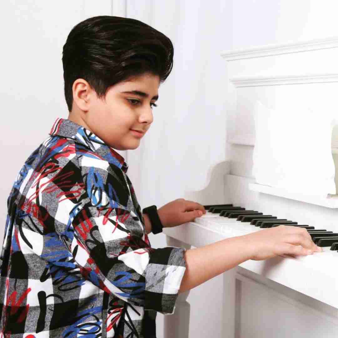 دانلود آهنگ چه بی صدا جون میدمو به روزگار خندیدمو ایلیا صباغ