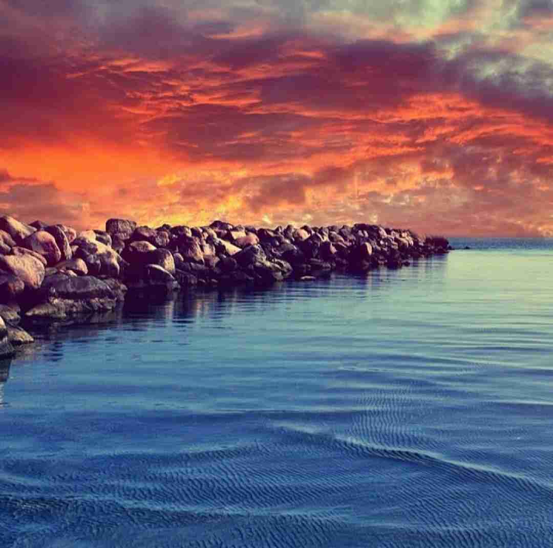 دانلود آهنگ هنو حواسم هس کسی جاتو نیاد من حتی ندارم