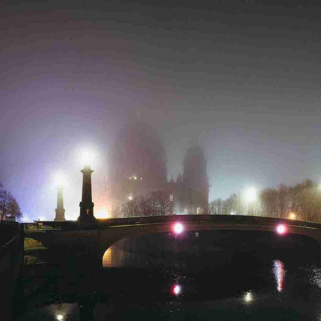 دانلود آهنگ چراغای شهرو میبینم ولی تارن تو جاده دارم میرم با تو