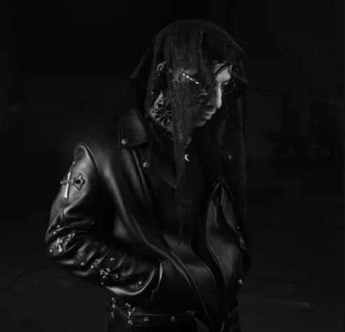 دانلود آهنگ جدید پسر تنها از دورچی