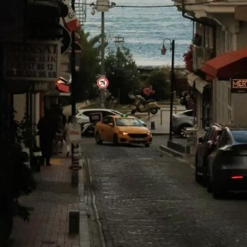 دانلود آهنگ دیگه ما خوشحالیم پاک تو وجدانیم زیر یک پرچم باز 